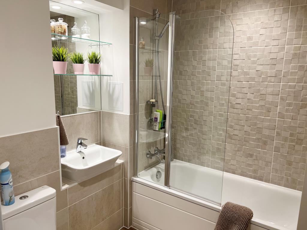 Lot: 131 - TWO-BEDROOM FLAT WITH PARKING FOR INVESTMENT OR OCCUPATION -